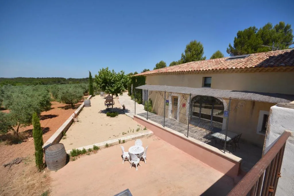 Une terrasse ensoleillée avec une vue sur un paysage méditerranéen paisible.