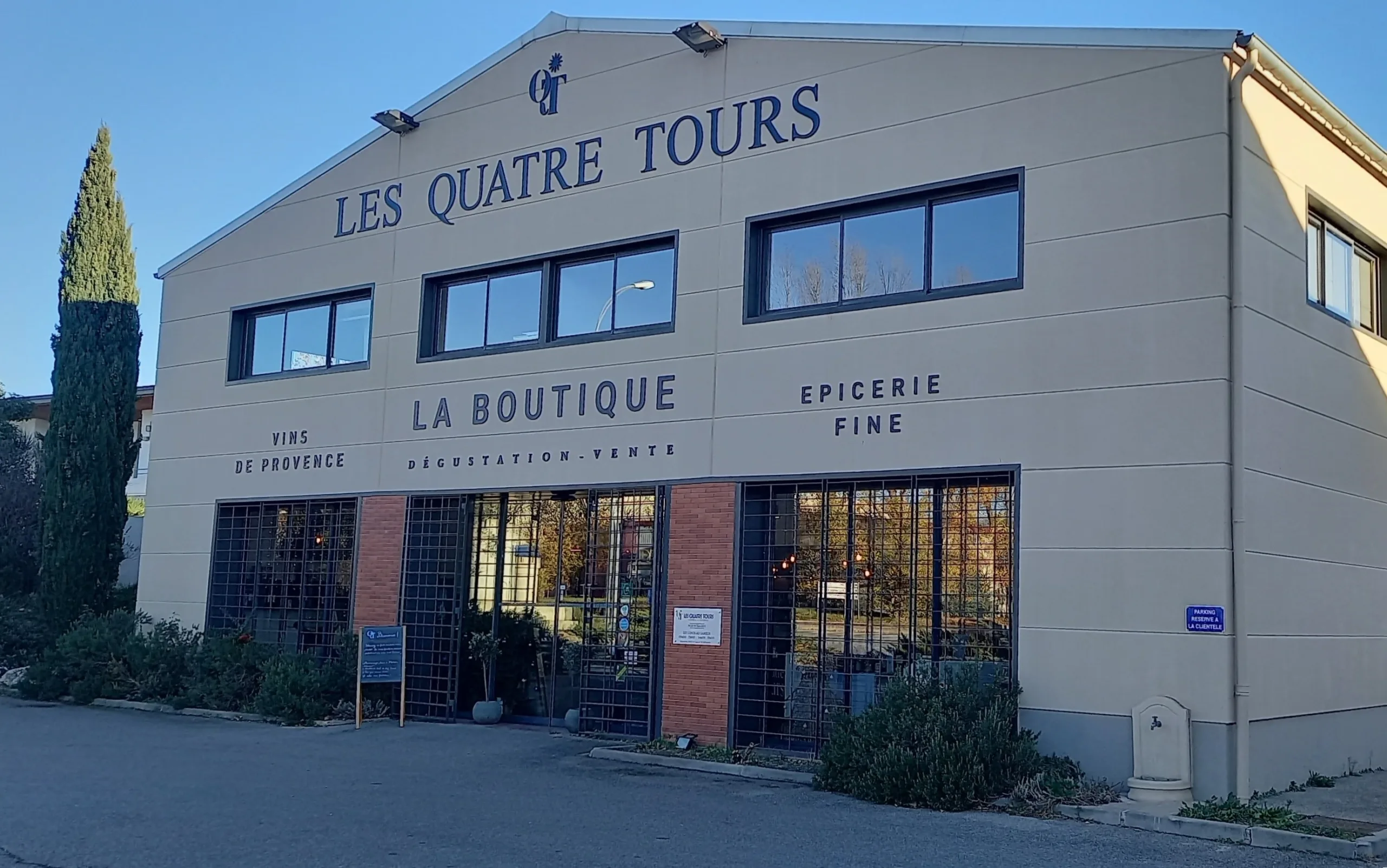 Façade de "Les Quatre Tours", boutique de vin et épicerie fine à Avignon.